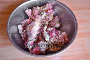 Мясо порубите на небольшие куски и приправите кумином, кориандром и чабрецом, перетёртыми в ступке.