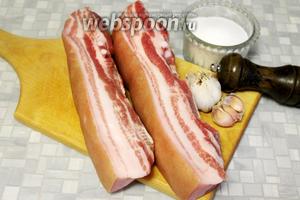 Для приготовления возьмём свиную грудинку с хорошими мясными прослойками, соль, чеснок, смесь перцев.