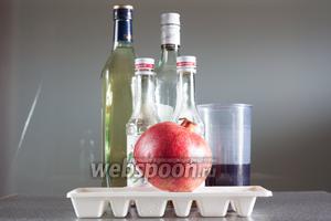 Оба коктейля будут смешаны одинаковыми пропорциями продуктов, но один будет с ромом, а другой с мартини Бьянко, и один будет с карамельным сиропом, а другой — с гренадином (то есть гранатовым сиропом, но не наршарабом, а тем, который применяют бармены). Ну, и в обоих коктейлях будет гранатовый сок 100%, а не напиток. Коктейли будут декорированы семенами граната, но на вкус это никакого влияния не оказывает.