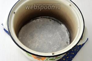 Перед работой подготовьте форму: старую кастрюлю, которую не жалко использовать для таких целей. Рекомендуется брать алюминиевую, но у меня такой не было. На дно кастрюли выложить круг, вырезанный из пергаментной бумаги, смазать его слегка маслом и присыпать мукой. Стенки кастрюли не смазывать и мукой не присыпать.