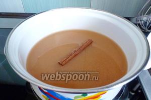 Кастрюлю с яблочным соком поставим на огонь, положим палочку корицы, сахар и доведём до кипения. Сколько класть сахара в кисель — решать вам, это зависит от сладости яблок из которых готовили сок и от вкусовых пристрастий.