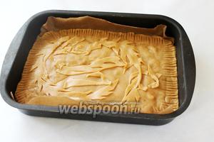 Украсить фигурками из остатков теста. Настоящий покровский пряник формуют с помощью специальных деревянных досок, которые так и называют «пряничными». На них вырезаны рисунки, которые отпечатываются на пряниках. Поставить форму в духовку (200°С) на 20 минут, я температуру минут через 10 уменьшила, так как пряник стал хорошо подпекаться.