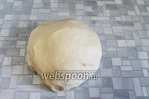 Из воды, муки, яйца и соли замесим не очень крутое тесто, положим его в пакет, пока займёмся фаршем.