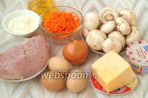 Для приготовления салата подготовить следующие продукты: филе индейки, шампиньоны, лук, морковь по-корейски, яйца, твёрдый и плавленый сыр, майонез и подсолнечное масло. Филе индейки сразу залить водой и поставить на огонь, посолить и варить до готовности. Параллельно поставить варить яйца.
