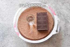 Я использую в своём рецепте 2 тёмных бисквитных коржа (уйдут не полностью, диаметр торта будет 18 см), 200 г шоколада и 180 мл воды для крема, и 100 г шоколада для покрывала. Если делать тортик такого же диаметра повыше, из 3 коржей, то нужно в 1,5 раза увеличить количество шоколада и воды для крема (300 г и 270 мл), если делать полноразмерный торт, полностью используя 3 коржа большого диаметра, то нужно удвоить количество воды и шоколада, и для крема, и для покрывала. Другой вариант крема — сливочно-шоколадный