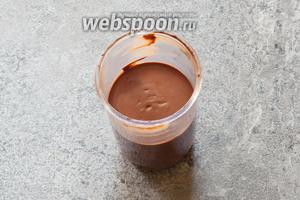 Шоколад с водой охлаждаем или в ледяной воде (как в рецепте Взбитая шоколадная пена), или в холодильной камере (как в рецепте Шоколадный крем из шоколада). Взбиваем в пену с консистенцией крема для тортов.