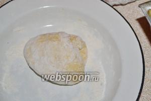 Вымесить крутое тесто из 1 яйца, щепотки соли и муки. Муки нужно взять столько, сколько возьмёт в себя яйцо. Точного количества муки сказать не могу, так как размеры яиц очень разные.