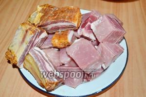 Мясо и копчёности нарезать крупно. Мясо для таких венгерских наваристых супов, в основном, режут крупно, ну, чтобы было слышно и видно, что кушаете мясо, а не фарш.)))