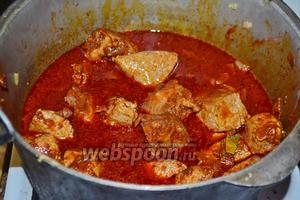 Залить водой, чтобы мясо еле-еле было покрыто. Закрыть казан крышкой и тушить мясо около 1 часа, иногда помешивая, и, если нужно, периодически доливая немного воды.
