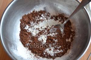 Готовим бисквит и сразу включаем духовку на 200°С. У 6 яиц отделить желтки от белков. Смешать и просеять несколько раз муку с какао порошком. Растопить сливочное масло.