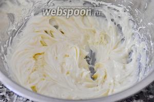 Не выключая миксер, постепенно влить растопленный шоколад и продолжать взбивать массу до однородности.
