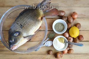 Подготавливаем необходимые продукты: карп, картофель, лимон, лук, сметана, горчица, соль, прованские травы, специи для рыбы.