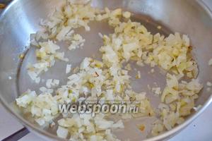 Репчатый лук порезать мелкими кубиками и обжарить до золотистого цвета на подсолнечном масле.