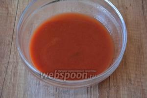 В небольшой миске соединить томатную пасту с водой, по вкусу можно добавить соль, перемешать в однородную массу.