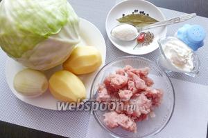 Для работы возьмём фарш мясной, он может быть любой, на ваш вкус, у меня же фарш индюшиный, картофель, лук, яйцо, манную крупу. Для соуса возьмём сметану, лук и морковь, тмин, лавровый лист и перец горошком.