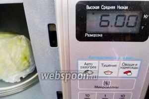 Для быстроты и удобства капусту, завёрнутую в полиэтиленовый пакет, я отправляю в микроволновку на 5-7 минут, в зависимости от размера кочана. Капустные листья снимаются легко.