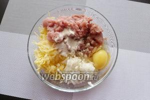 Приготовим фарш. Картофель натрём на крупной тёрке и хорошо отожмём от влаги, смешаем с мелко нарубленным луком, яйцом, фаршем, посолим и поперчим. Добавим манную крупу, она вберёт в себя лишнюю влагу и свяжет начинку в голубце.