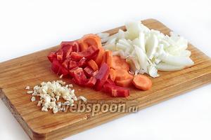 Репчатый лук, морковь, сладкий перец и чеснок нарезать произвольно. Повторюсь, овощи нарезаю крупно. Чеснок измельчить острым ножом.