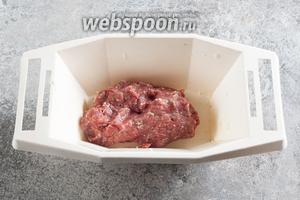 Смешиваем говяжий фарш с луком, молотым перцем и солью. Ставим масло на разогрев в большой плоскодонной сковороде.
