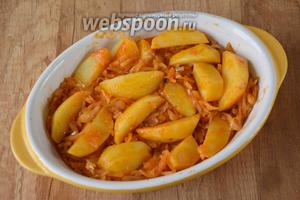 Когда картофель будет немного сыроват, сковороду снять с огня и переложить капусту с картофелем в смазанную подсолнечным маслом форму для запекания. Слой капусты должен быть снизу, картофель сверху.