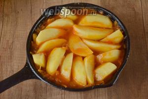 Картофель очистить и порезать дольками. Картофельные дольки укладываем сверху на капусту, не перемешиваем, закрываем крышкой и тушим до полуготовности картофеля.