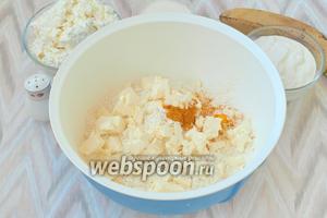 В миску просеять муку, добавить куркуму и холодное сливочное масло, которое следует нарезать кусочками.
