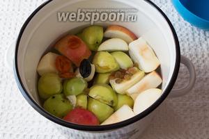 Добавляем чернослив, курагу, изюм. Предварительно все помыть. На фото эти ингредиенты утонули.)))