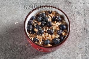 Вмешиваем в овсяные хлопья ягоды и ставим в микроволновку на максимум ещё на 1 минуту. Если хотите более хрустящие, зажаренные крамбл-крошки, то орехи нужно держать в микроволновке и эту минуту тоже.