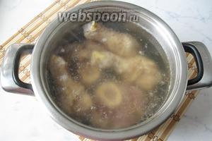 Содержимое кастрюли довести до кипения, снять пену. Варить мясо на самом минимальном огне с приоткрытой крышкой. Такой режим приготовления гарантирует прозрачность бульона.
