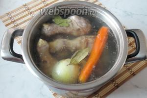 Добавить в бульон лавровый лист, соль и перец чёрный молотый по вкусу. Через 1 час курица будет готова. Её достаём из кастрюли, а говяжьи голени продолжаем варить ещё 2-2,5 часа.
