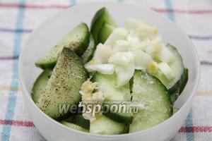 1 огурец порезать полукольцами, добавить 1/2 луковицы, 1 зубчик чеснока пропустить через пресс, заправить 1 столовой ложкой подсолнечного масла и 0,5 столовой ложки уксуса.