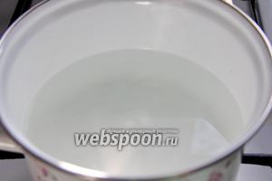 Необходимо вскипятить воду (1,5 л) и оставить её остывать. Она нам понадобится для бульона.
