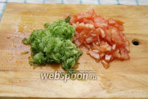 1 огурец натереть на тёрке, 1 помидор порезать мелкими кусочками.