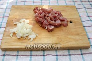 Теперь приготовим остальные составляющие кукси. 200 г мяса порезать небольшими кусочками. 1 луковицу мелко порубить.