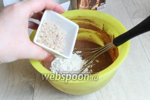 Добавим остывшее масло с шоколадом и сливки к яйцу и высыпаем миндаль молотый, муку, разрыхлитель.