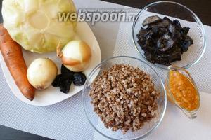 Чтобы приготовить голубцы, возьмём варёную гречку, лук, капусту, морковь, чернослив, грибы лесные (подосиновики и моховики), томатный соус, соль, перец, тимьян, лавровый лист.