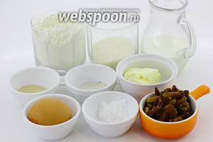 Для приготовления возьмите такие продукты: молоко, соль, сахар, дрожжи сухие, масло сливочное, ванилин, изюм, муку, яйца.