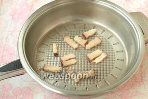 Хорошо разогреть сковороду и выложить в неё кусочки сала. Количество сала регулируйте на свой вкус, но много добавлять не стоит. Я добавляю в сковороду совсем немного подсолнечного масла, буквально только смазываю, так как когда сало вытопится, на сковороде будет достаточно жира. Можно масло не добавлять совсем. Всё зависит от того, какое количество сала вы захотите добавить в будущую яичницу.