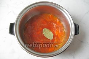 Налить ещё 200 мл воды, посолить и поперчить по вкусу, добавить сахар и лавровый лист. Сахар кладите также по вкусу. Мне нравится кисло-сладкий соус.