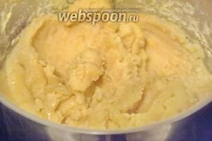 Отвариваем горох до состояния пюре (гороховое пюре должно быть густым, иначе колбаса не будет держать форму). Если попадаются в пюре цельные горошины (части), то дополнительно можно пюрировать блендером до однородного состояния.