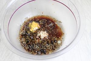 Для маринада смешаем горчицу (1 ч. л.), масло (30 мл), сахар (2 ст. л.), соль (0,5 ч. л.), специи (5 г) и уксус (50 мл). С 1 лимона выдавим сок. И чеснок (2 зубчика) выдавливаем тоже.