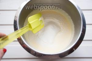Просеять в яичную массу 85 г муки с 1 ч. л. разрыхлителя. Аккуратно перемешивая, смешать тесто.