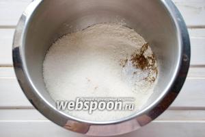390 г муки просеиваем с 1 ч. л. соды, 1 ч. л. корицы и 1 щепоткой соли. Засыпаем сахар. Автор указал 400 г в своём рецепте, я вам предлагаю добавлять не больше 350 г, а то уж слишком сладко.:) Я положила 300 г — в самый раз, на мой взгляд.