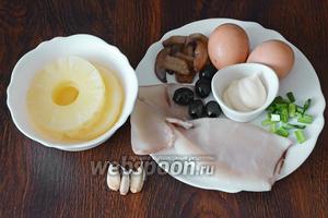 Для приготовления салата вам понадобятся кольца ананаса, чеснок, кальмары, майонез, шампиньоны, яйца куриные, зелёный лук и оливки.