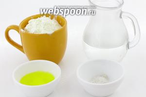 Для приготовления возьмите муку пшеничную, воду тёплую, соль, топлёное масло, подсолнечное масло.