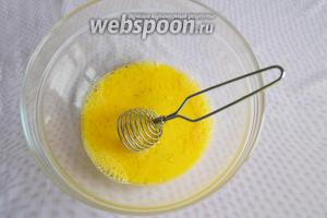 2 яйца взбиваем с 2 щепотками соли, 100 мл воды и 2 ст. л. подсолнечного масла до однородного состояния.