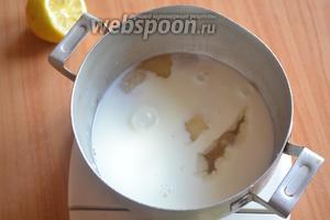Влить в миску молоко, добавить сахар, мёд и разогреть на небольшом огне. Горячей смесью залить молотые орехи.