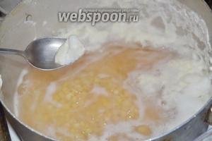 Замоченный горох (300 г) отправить в кастрюлю, я, как это видно на фото, взяла самую большую, с высокими ботиками, так как, как обычно это бывает, не углядишь и горох, как молоко, убежит. Залить водой выше на 3-5 см и довести до кипения. В процессе варки я обычно смотрю, сколько воды в горохе и при необходимости всегда немного доливаю. Когда горох первый раз закипит, снять с верха образовавшуюся пенку.