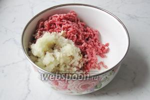 1 луковицу и 2 зубчика чеснока почистить, помыть. Пропустить через мясорубку 350 г говяжьего и 150 г свиного фарша с луком и чесноком.