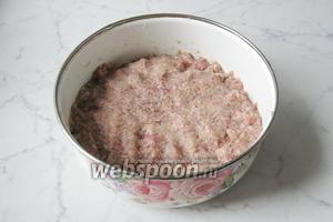 Фарш посолить и поперчить по вкусу, тщательно перемешать. Я ещё всегда взбиваю фарш блендером.